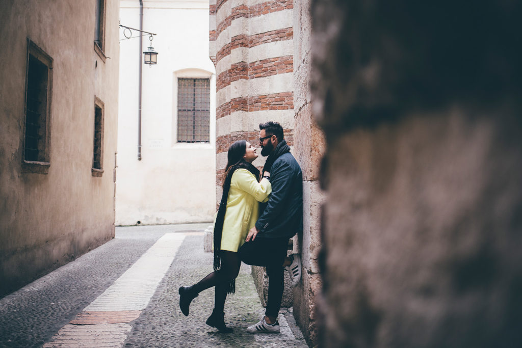 Foto di coppia nelle vie di Verona